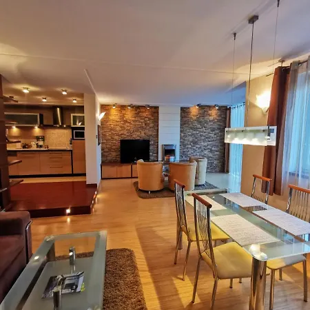 Uroczy Przy Deptaku Z Parkingiem. *