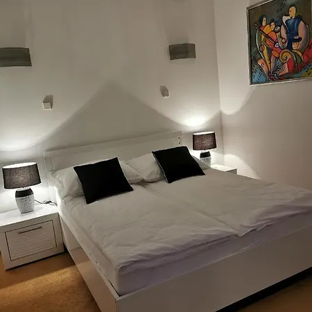 Uroczy Przy Deptaku Z Parkingiem.