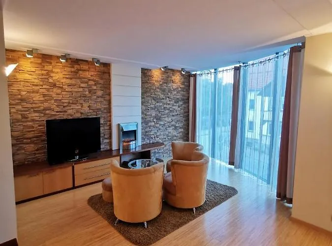 Uroczy Przy Deptaku Z Parkingiem.