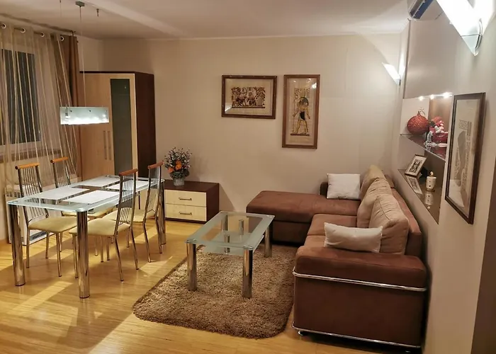 Uroczy Przy Deptaku Z Parkingiem. Polanica-Zdrój