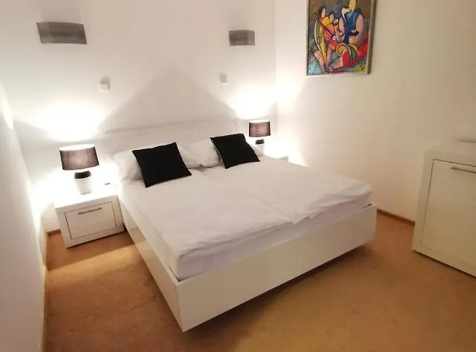 Uroczy Przy Deptaku Z Parkingiem. Polanica-Zdrój