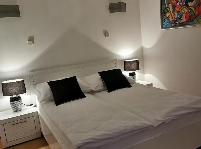 Uroczy Przy Deptaku Z Parkingiem.