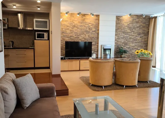 Uroczy Przy Deptaku Z Parkingiem. *